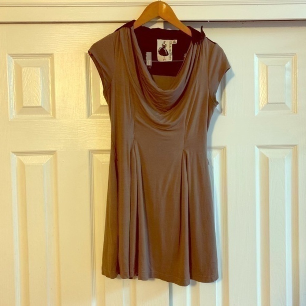 Twelve by Twelve Tan Short Sleeved A-Line Top Size Small‎